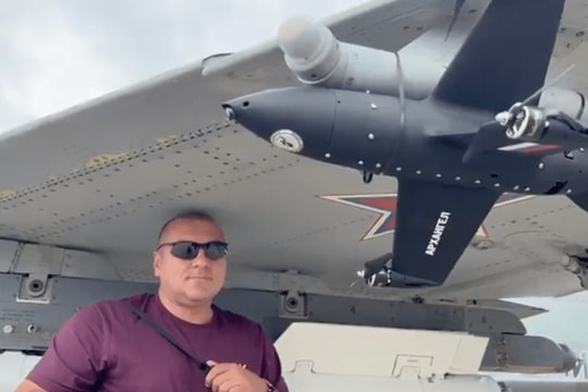 Thí nghiệm kỳ quái MiG-29 Nga buộc theo UAV bằng dây rút