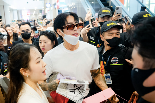 'Trai đẹp' DPR Ian trở lại Việt Nam, đội nón lá 'đốn tim' fan