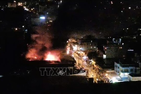 Dập tắt đám cháy lớn tại xưởng sản xuất bóng đèn huỳnh quang