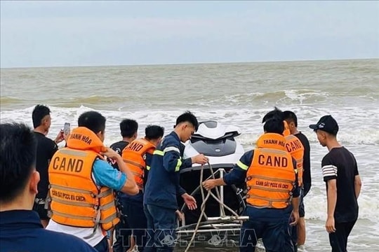 Rủ nhau tắm biển, hai học sinh tử vong và mất tích