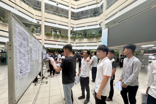 Điểm chuẩn đại học 2025: Phụ huynh, thí sinh 'đứng ngồi không yên' trước giờ công bố