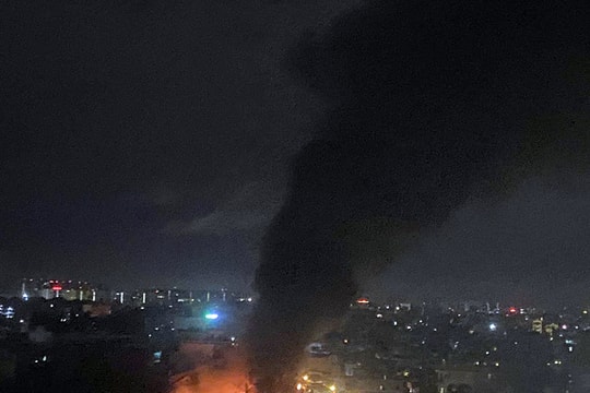 TP Hồ Chí Minh: Cháy lớn kho chứa bóng đèn huỳnh quang rộng 400m2