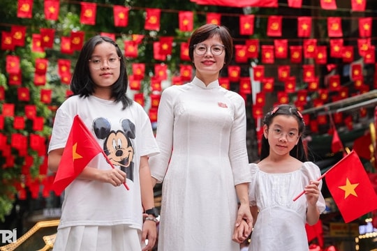 Hà Nội rợp sắc cờ hoa, khách Tây choáng ngợp tình yêu nước của người Việt