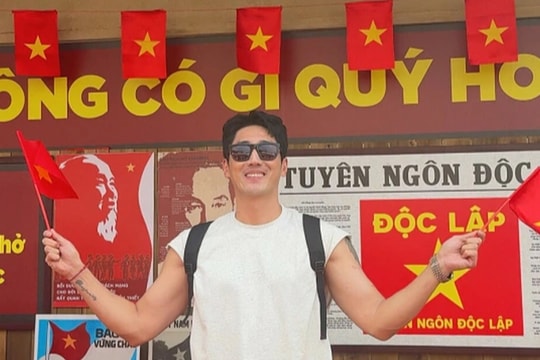 Khách nước ngoài chờ 4 tiếng để xem diễu binh, mệt nhưng thấy xứng đáng