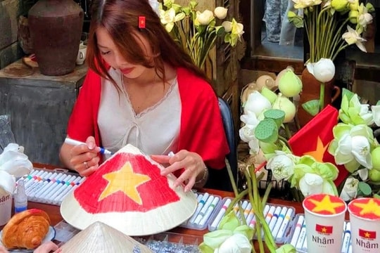 Quán cà phê ở TPHCM rực rỡ cờ hoa, "tung chiêu" vẽ nón lá hút khách dịp 2/9