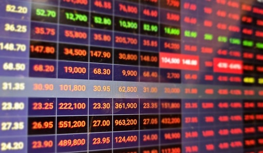 Cổ phiếu của các tỉ phú Việt bị bán mạnh, VN-Index giảm hơn 40 điểm