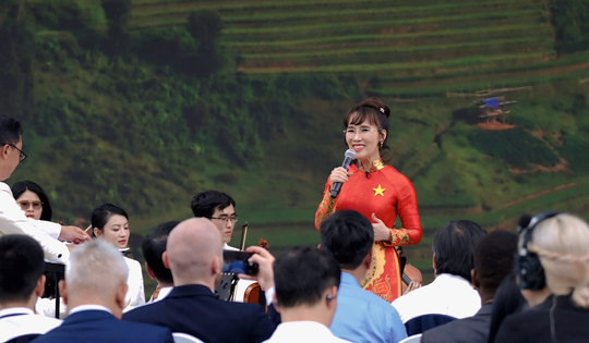 CLIP: Tỉ phú Nguyễn Thị Phương Thảo gây "sốt" khi hát ca khúc "Tiếng hát giữa rừng Pác Bó"