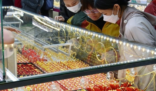 Giá vàng miếng SJC cao chót vót, nên mua hay bán?