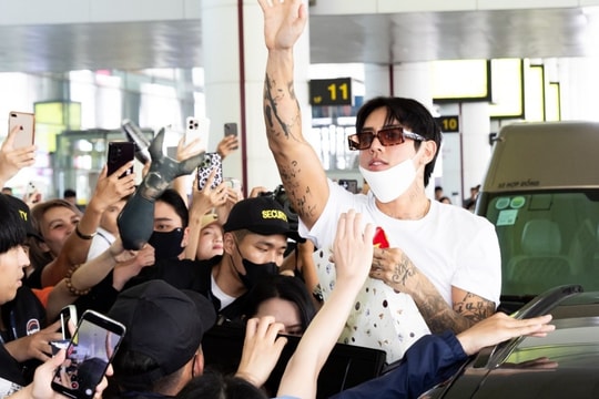 Fan Việt vây kín DPR IAN ở sân bay Nội Bài