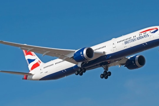 Tiếp viên khỏa thân mất kiểm soát trên máy bay đến Anh sau khi dùng ma túy