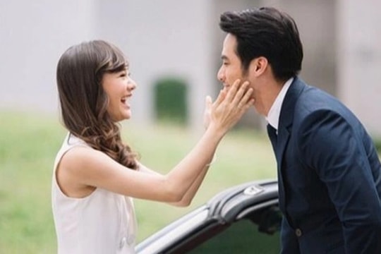 Bị đồng nghiệp nữ tán tỉnh công khai, tôi sốc khi phát hiện bí mật phía sau