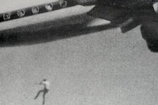 Bi kịch của cậu bé muốn đi khắp thế giới: Trốn mua vé, rơi khỏi máy bay