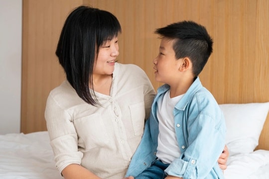 Thấy cháu gắp miếng đùi gà, mẹ chồng làm một việc khiến tôi ứa nước mắt