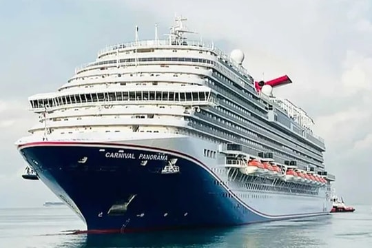 Du thuyền sức chứa 4.000 khách bị ngập nước, nghiêng sang một bên vì mưa