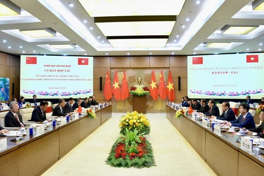 Chủ tịch Quốc hội hội đàm với Ủy viên trưởng Nhân đại toàn quốc Trung Quốc