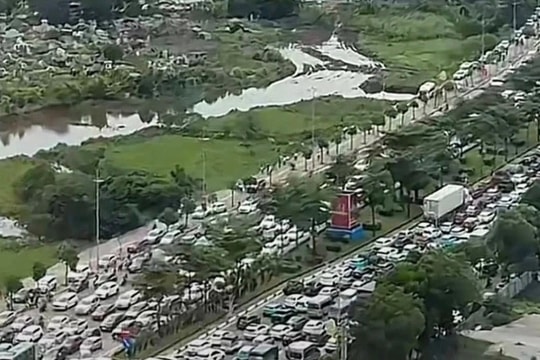 Tắc đường tới Triển lãm Quốc gia: Khách đi 6 tiếng mới tới, thấy xứng đáng