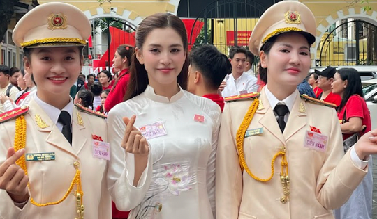 Hình ảnh đẹp của Hoa hậu Trần Tiểu Vy, Lương Thuỳ Linh tại Tổng duyệt A80