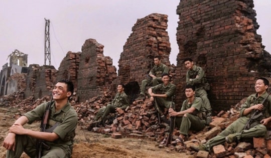 'Mưa đỏ' cán mốc kỷ lục doanh thu 300 tỷ đồng chỉ sau 9 ngày