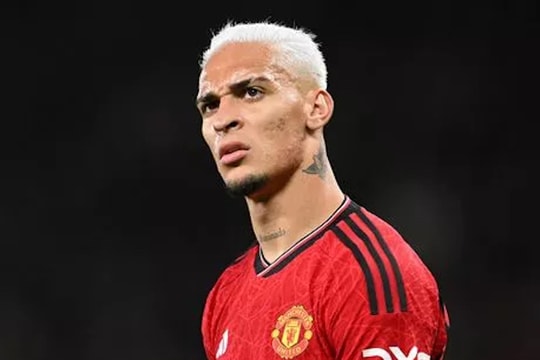 Man Utd bán đứt Antony vào giờ chót
