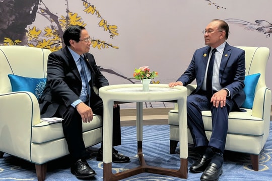 Thủ tướng Phạm Minh Chính gặp Thủ tướng Malaysia Ibrahim Anwar