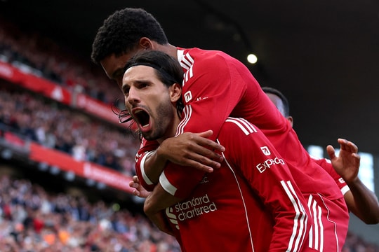 Siêu phẩm sút phạt giúp Liverpool đánh bại Arsenal