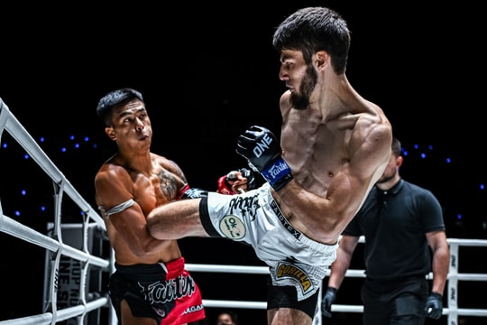 Võ sĩ Nga đá gục cao thủ Muay Thái, nhận ngay hợp đồng 2,7 tỷ