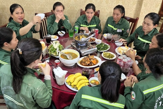 Hai bữa cơm nghĩa tình ấm lòng hàng trăm lao công sau bão