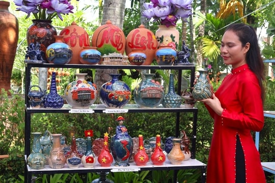 “Bóng hồng” làng gốm nổi tiếng Hội An vọc đất sét tranh tài hoa