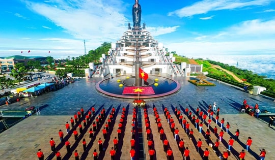 Hình ảnh Núi Bà Đen nhuộm sắc đỏ dịp Lễ Quốc khánh 2-9