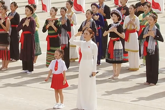 Bé gái 7 tuổi hát 'Tiến quân ca' cùng Mỹ Tâm ở Quảng trường Ba Đình