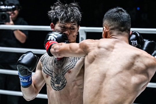 Cao thủ muay Thái bất bại 6 năm đá trượt làm đối thủ giật mình, bị xử thua ấm ức