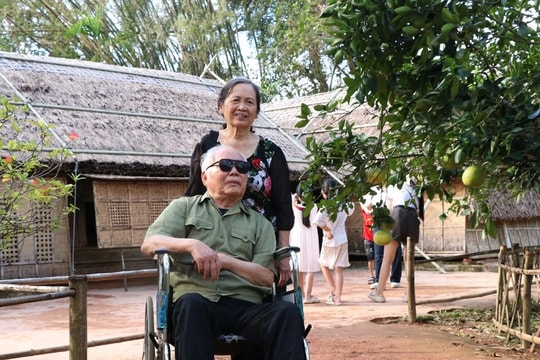 Người lính Thành cổ Quảng Trị ngồi xe lăn thăm quê Bác ngày Quốc khánh