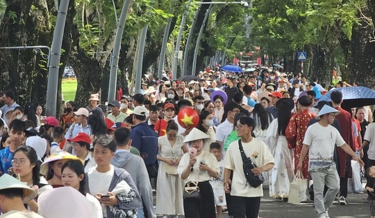 Du khách nườm nượp tham quan Đại nội Huế trong ngày được miễn vé