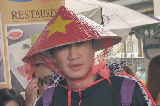 Lee Kwang Soo đội nón lá ở sân bay Tân Sơn Nhất