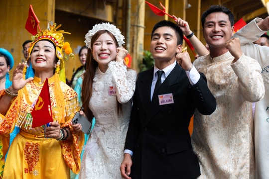 Hàng trăm nghệ sĩ Việt vỡ òa cảm xúc ở lễ diễu hành 2/9