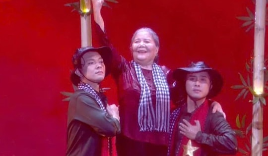 NSƯT Lê Thiện và hàng trăm nghệ sĩ ‘cháy’ hết mình, khán giả đội mưa xem 'Ánh sao độc lập'