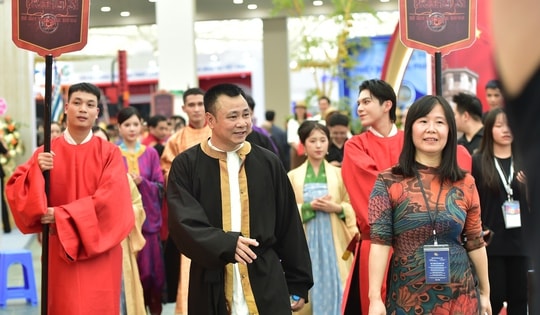 NSND Tự Long - Tráng sĩ bảo vệ bí mật vua Đinh cùng Johnny Trí Nguyễn