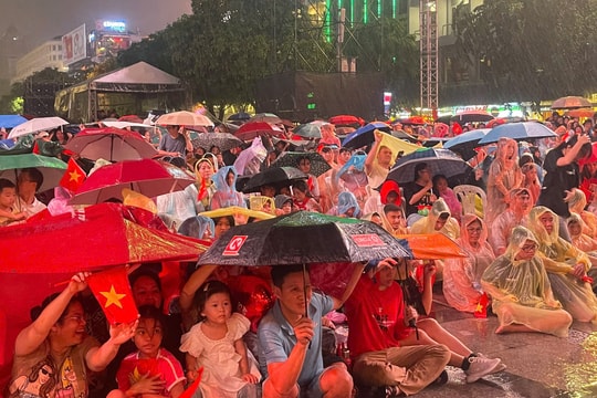Khán giả TP.HCM đội mưa xem chương trình nghệ thuật mừng Quốc khánh