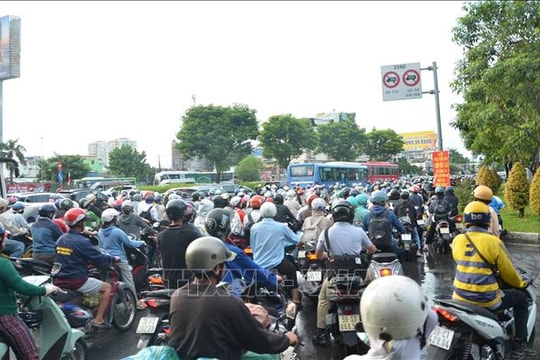 Ngày đầu sau kỳ nghỉ lễ, khu vực cửa ngõ TP Hồ Chí Minh ùn tắc cục bộ