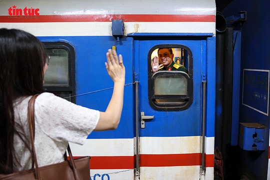 Bịn rịn giờ chia tay, người dân Thủ đô tiễn chân các chiến sĩ A80 rời Hà Nội