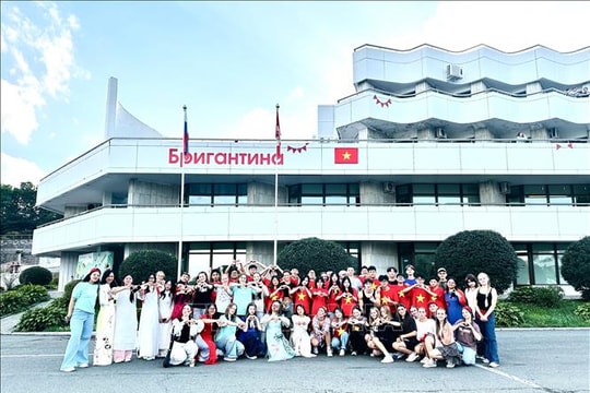 Niềm tự hào trong ngày Quốc khánh 'đặc biệt' tại Trại hè nước Nga