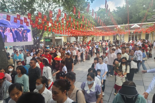 Hàng ngàn người dân xếp hàng vào Lăng viếng Chủ tịch Hồ Chí Minh sáng 3/9