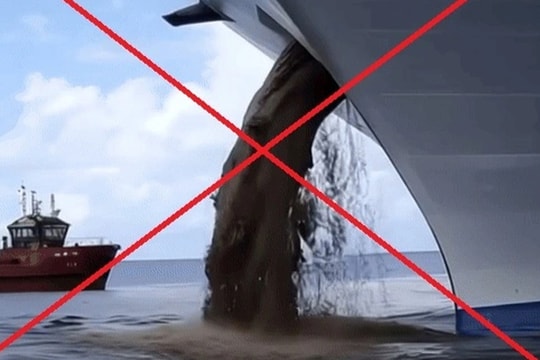 Sự thật về video quay cảnh du thuyền trực tiếp xả chất thải lớn xuống biển