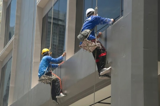 Công nhân lau kính bắt gặp nữ gia chủ ngủ khỏa thân, công ty bị kiện