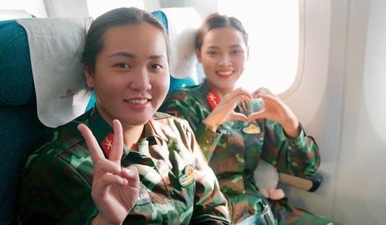 Chuyến bay đặc biệt đưa các nữ chiến sĩ trở về TP HCM sau khi hoàn thành nhiệm vụ A80