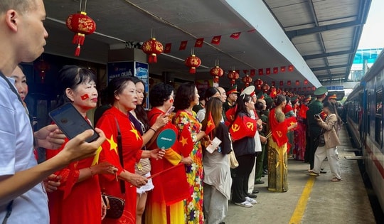 VIDEO: Cán bộ, chiến sĩ diễu binh lưu luyến chia tay người dân sau đại lễ A80