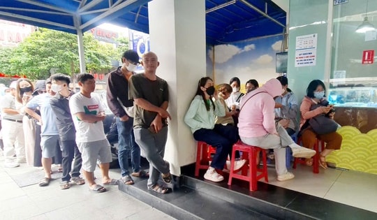 Khó mua vàng miếng SJC, nhiều người xếp hàng mua vàng nhẫn ở TP HCM