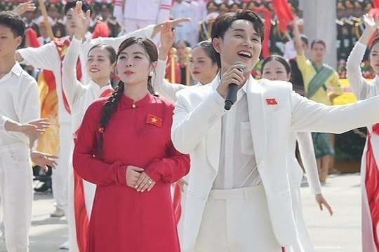 Ảnh Trúc Nhân hát ở Quảng trường Ba Đình được chú ý