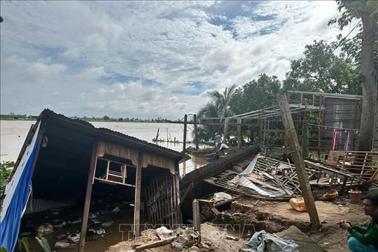 Sạt lở ven bờ sông Hậu (An Giang) làm sập 2 căn nhà