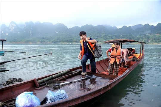 Học sinh vùng cao lòng hồ sông Đà 'ước một chiếc cầu qua sông' đến trường